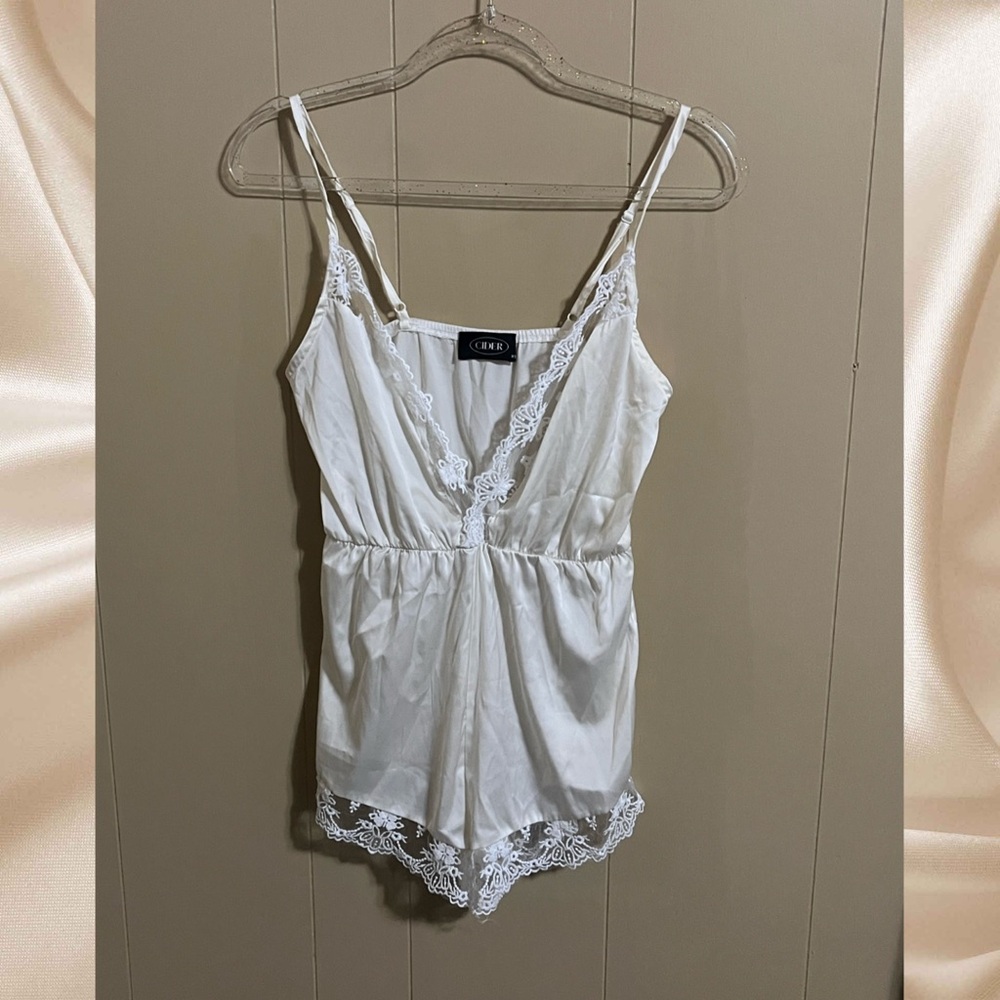 Cider Size XS Lace Trim V-Neck Off White Cream Honeymoon Coquette Teddy Romper - Picture 4 of 9